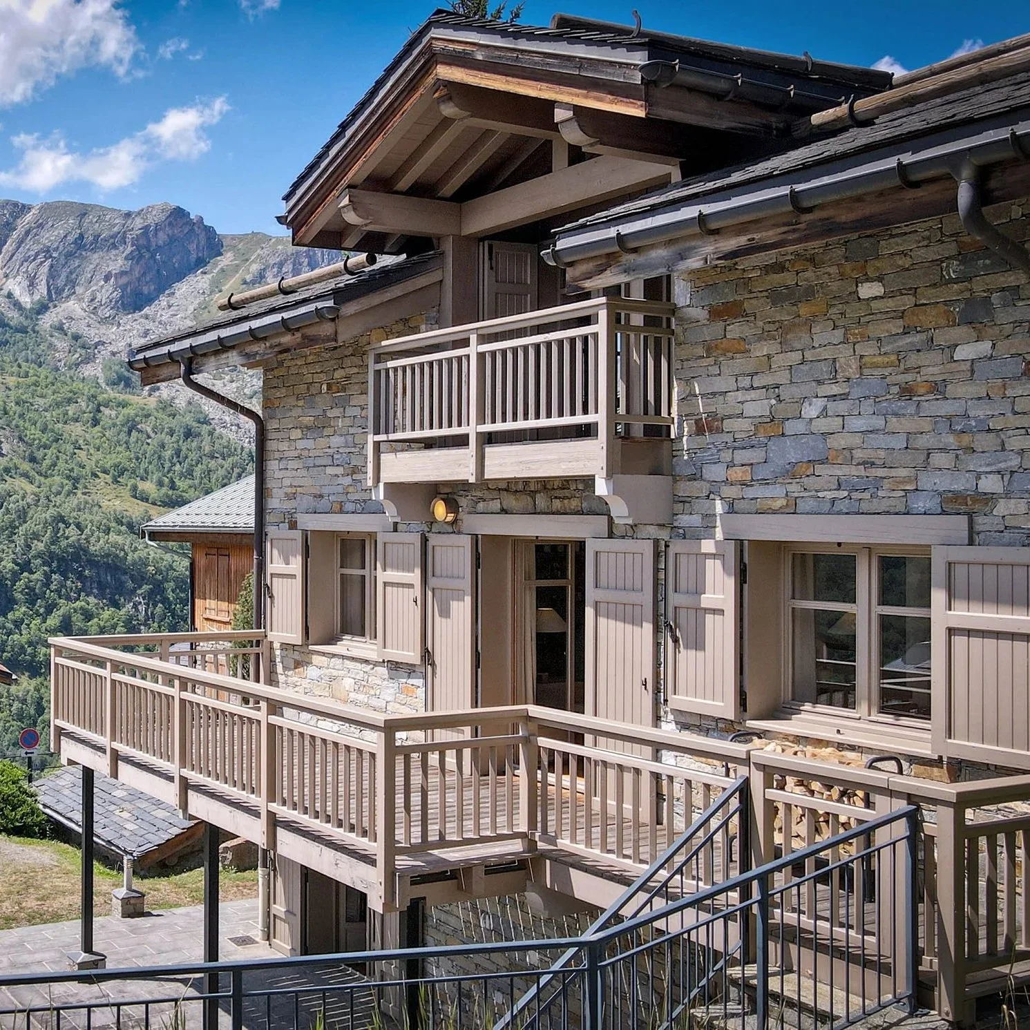 Chalet en pierre à vendre à Saint-Martin-de-Belleville avec terrasse et vue panoramique sur les montagnes des 3 Vallées – HOME SUMMIT immobilier