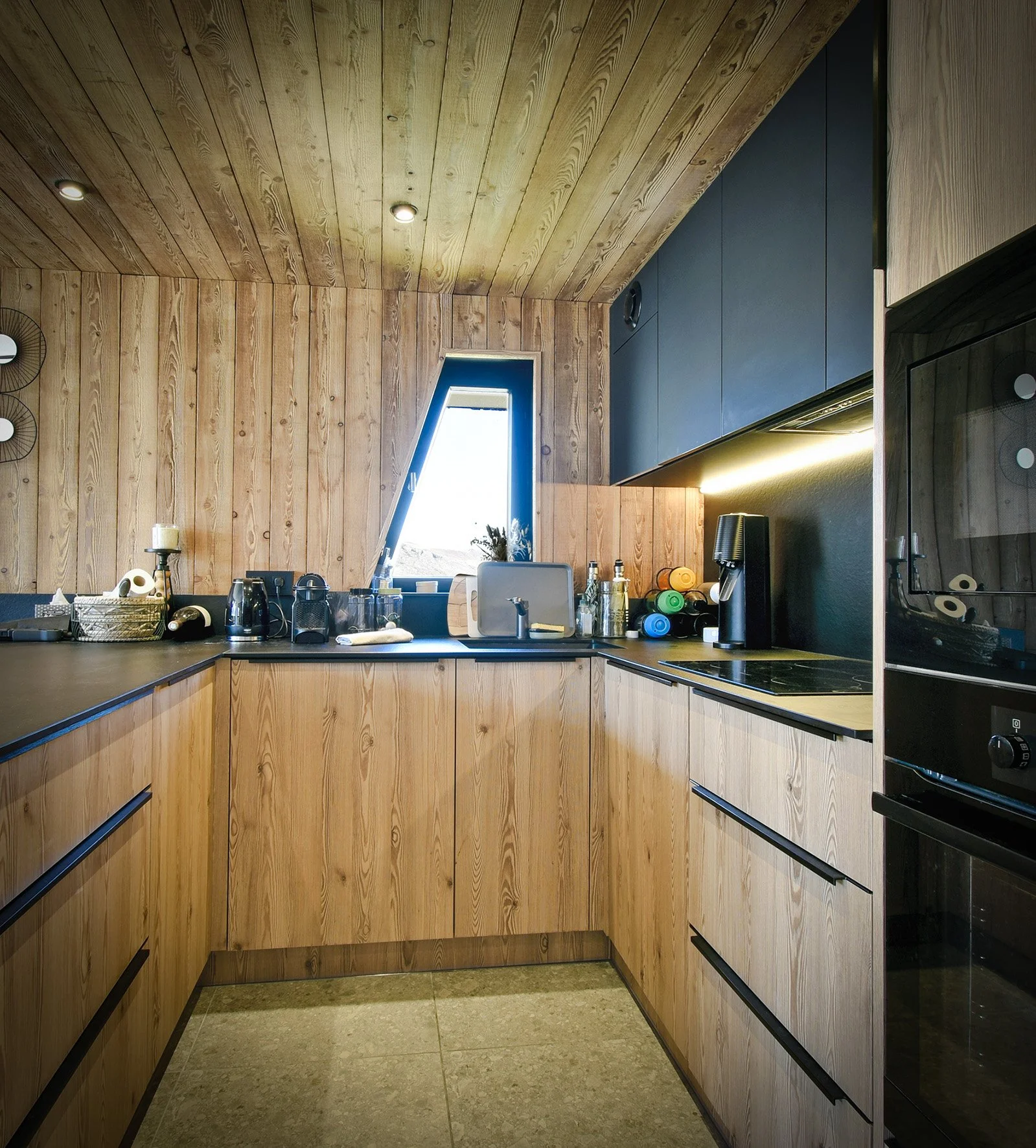 Cuisine américaine moderne et entièrement équipée avec électroménagers dans un appartement à vendre à l’immeuble BRELIN aux Menuires, idéale pour un investissement immobilier ou un projet familial en station de ski.