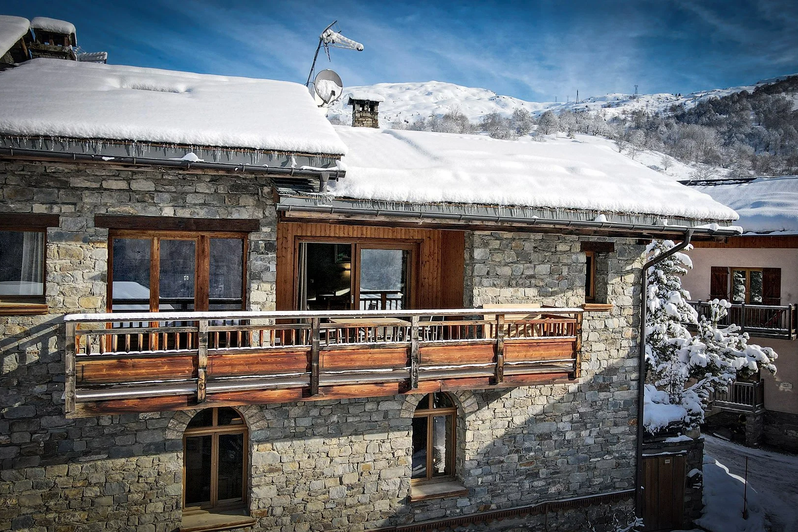 Chalet en pierre à vendre à Saint-Martin-de-Belleville, proche des pistes de ski des 3 Vallées. Une opportunité proposée par HOME SUMMIT pour une résidence secondaire ou un investissement de montagne.