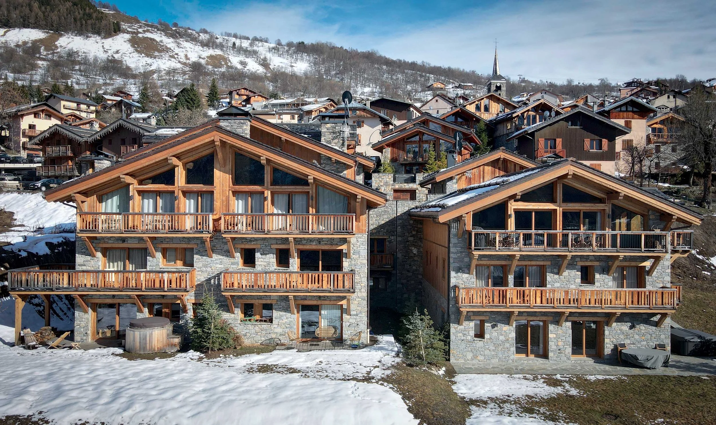 L’ensemble du projet immobilier, livré par le promoteur PROMOJAY et présenté en partenariat par l’agence indépendante HOME SUMMIT, illustre la qualité de construction en montagne et des aménagements sur mesure pour les clients.