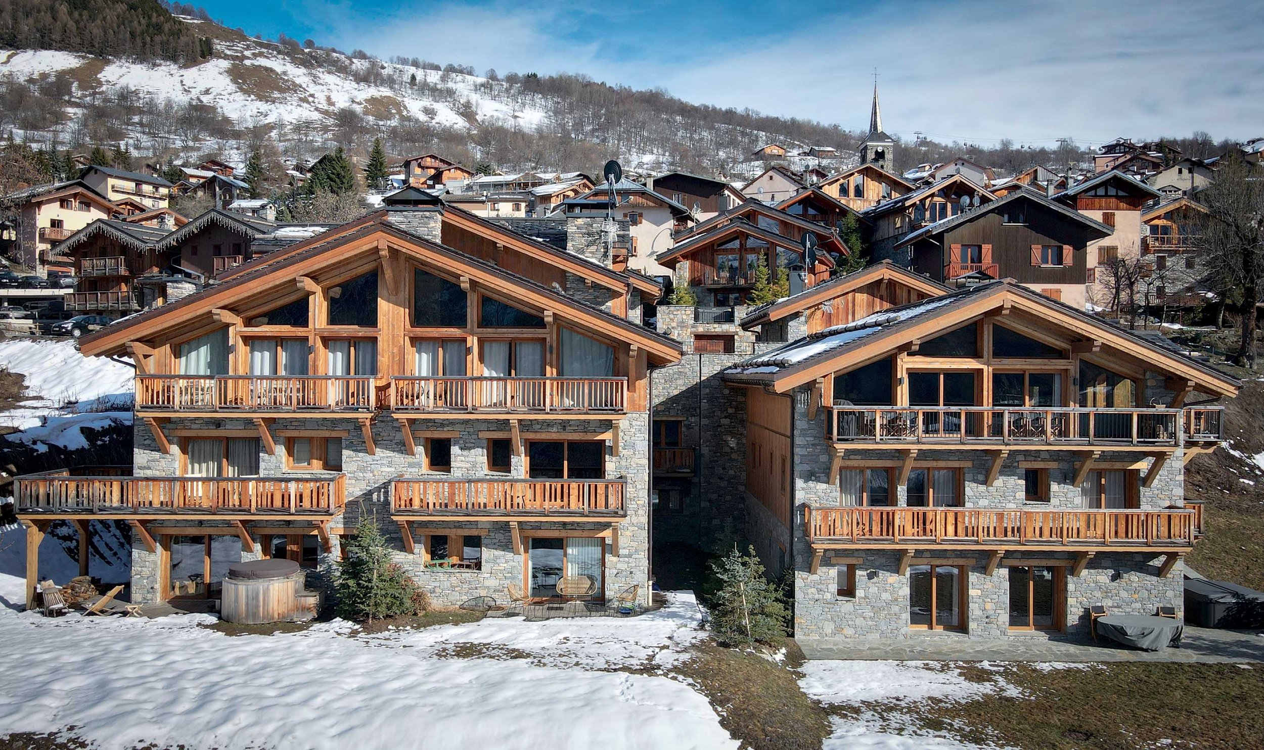 Appartement haut de gamme à vendre à Saint-Martin-de-Belleville par HOME SUMMIT, dans une résidence de standing en pierre et bois, à proximité des pistes de ski du domaine des 3 Vallées.