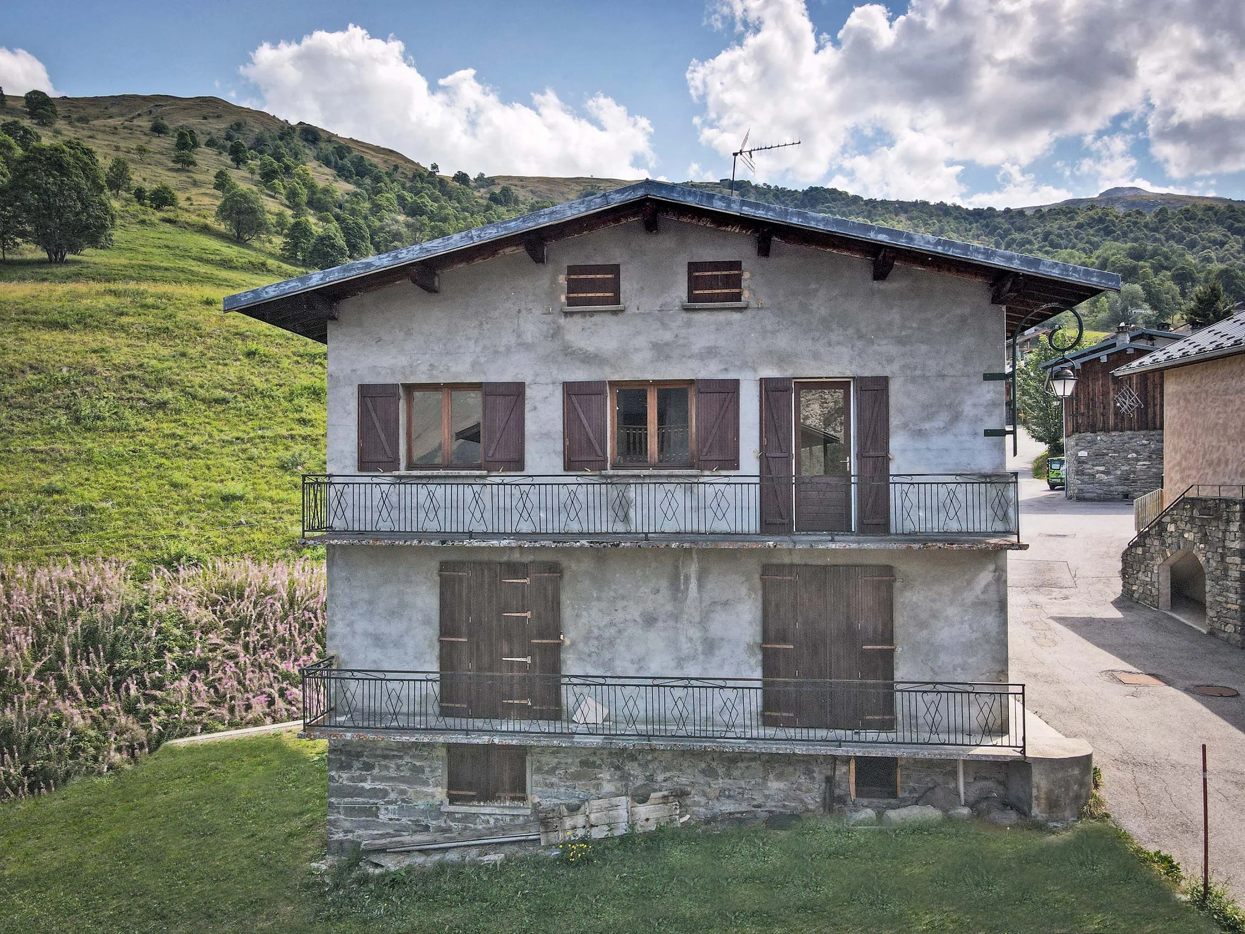 Maison de village à rénover avec jardin et vue montagne, proposée à la vente par HOME SUMMIT à Saint-Martin-de-Belleville dans la vallée des Belleville, projet d’investissement immobilier accompagné par HOME DATA.