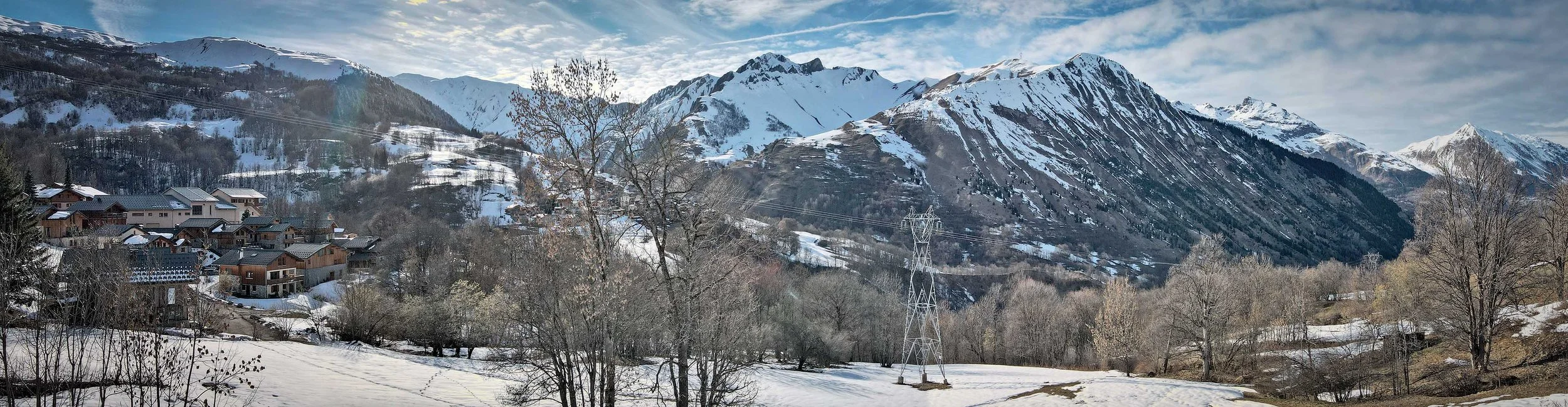 Vue panoramique exceptionnelle sur les massifs montagneux de la Vallée des Belleville depuis un appartement à vendre à Saint-Martin-de-Belleville dans les 3 Vallées, commercialisé par l'agence immobilière HOME SUMMIT.