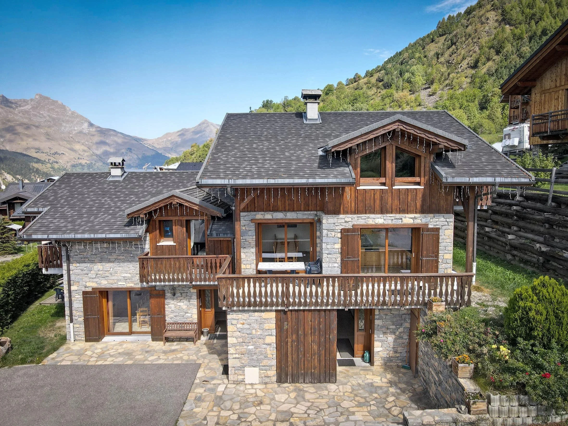 Ensemble de deux chalets en pierre et bois à vendre près de Saint-Martin-de-Belleville dans les 3 Vallées