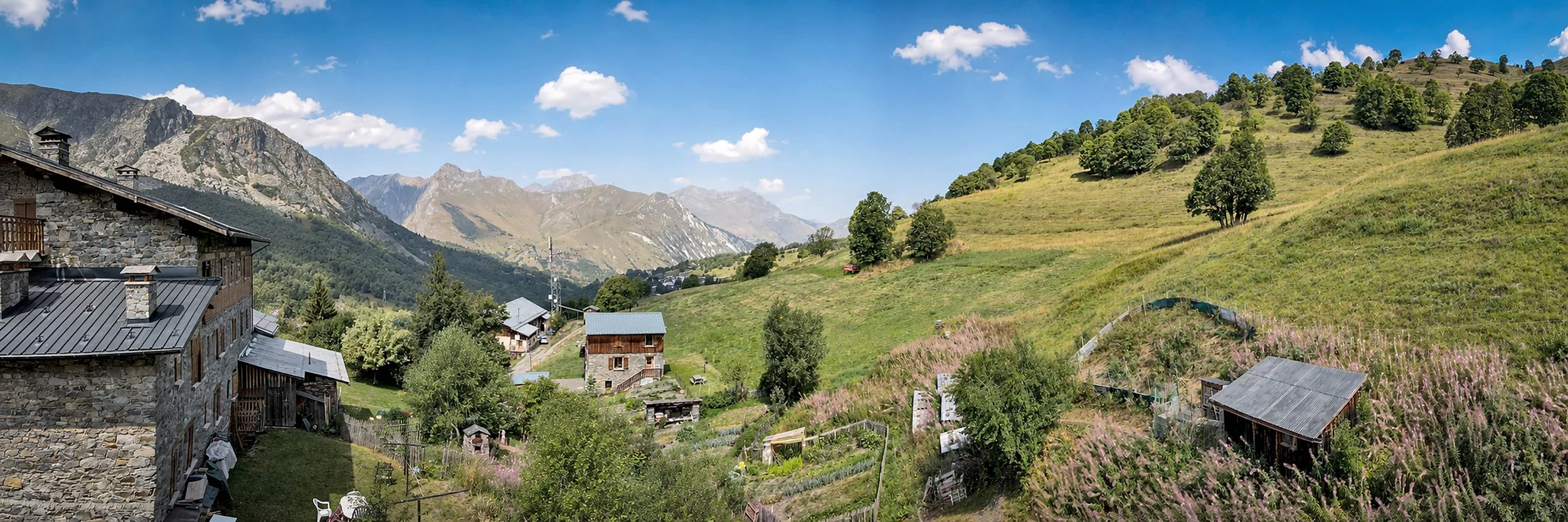 Vue panoramique sur les montagnes et la vallée depuis un chalet à vendre à Saint-Martin-de-Belleville, environnement alpin préservé au cœur de la vallée des Belleville, bien proposé par l’agence immobilière HOME SUMMIT.