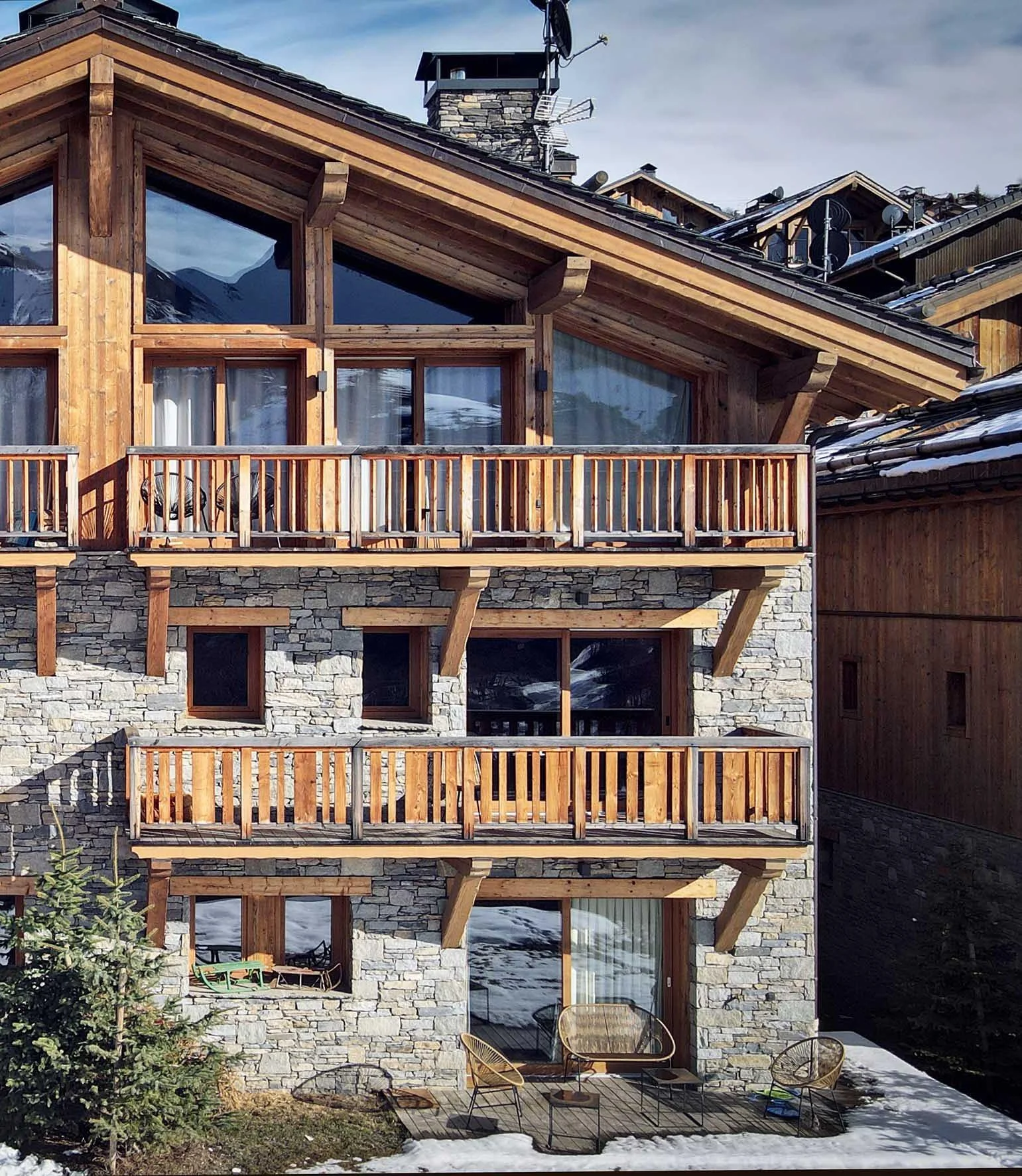 À la vente : appartement dans une résidence haut de gamme à Saint-Martin-de-Belleville, commercialisé par HOME SUMMIT. Accompagnement sur-mesure pour optimiser votre investissement dans les 3 Vallées.