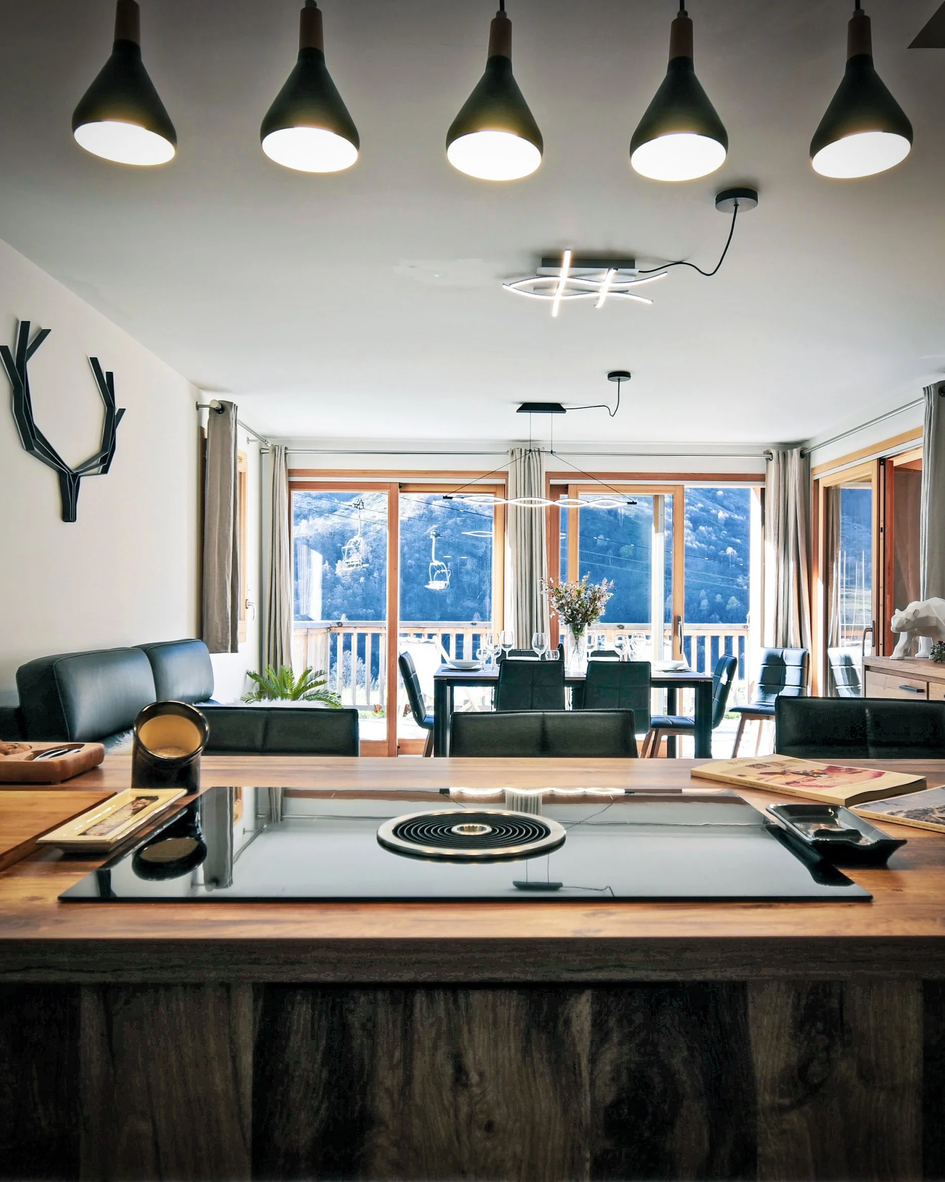 Pièce de vie lumineuse d’un appartement proposé à la vente par HOME SUMMIT, alliant confort moderne et vue sur les montagnes.
