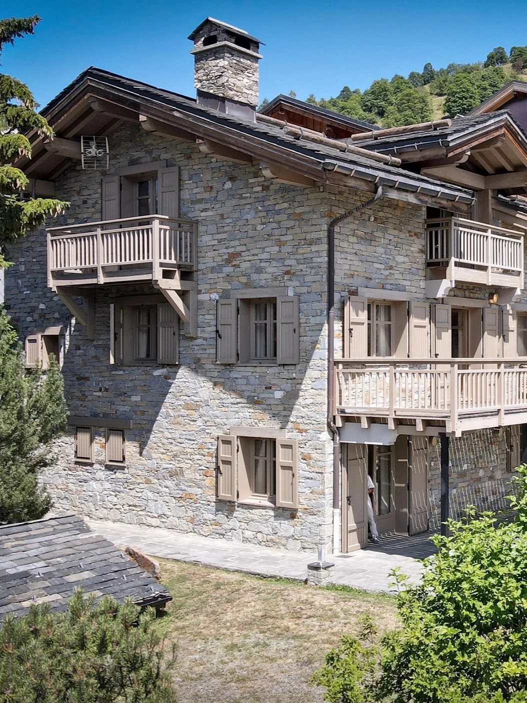 Chalet en pierre à vendre à Saint-Martin-de-Belleville, propriété de caractère avec balcons et jardin au cœur des 3 Vallées – HOME SUMMIT immobilier »