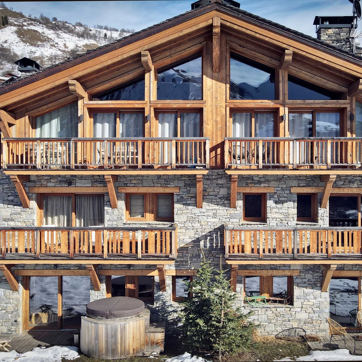 Résidence alpine de prestige à Saint-Martin-de-Belleville proposant des appartements à vendre, commercialisés par HOME SUMMIT, à proximité des pistes de ski et des commodités du village.