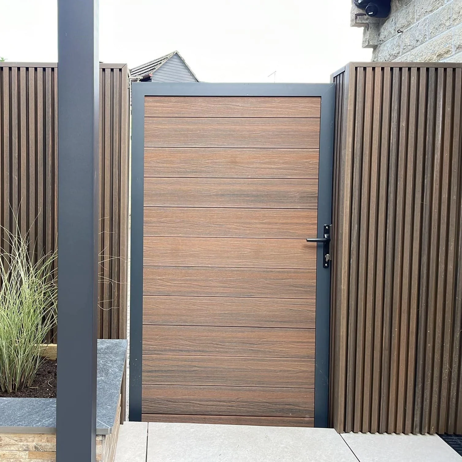 Piranha-Brown-Cedar-Traditional-Gate-Kit-with-composite-cladding-border.jpg