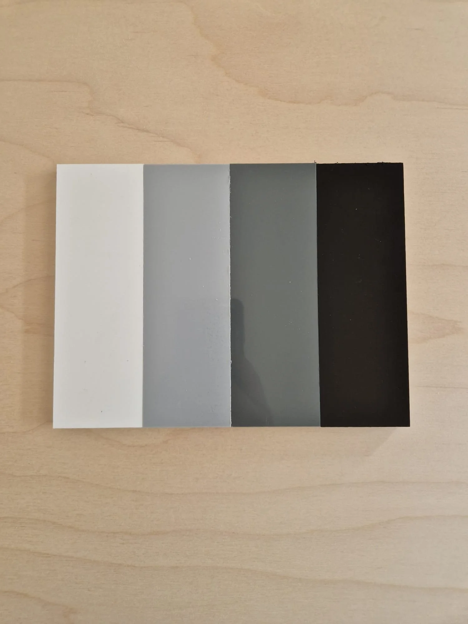 Onze verschillende kleurenstalen. Verkrijgbaar in het wit, licht grijs, donker grijs en zwart.