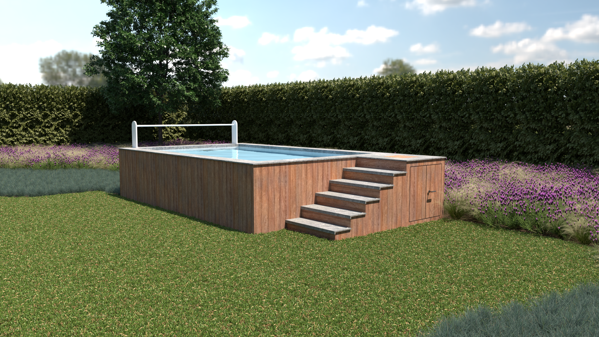 Een achtertuin met een bovengronds zwembad afgewerkt met hout en trap omringd door groen gras, struiken en paarsbloeiende planten, met een hoge boom en een haag op de achtergrond.