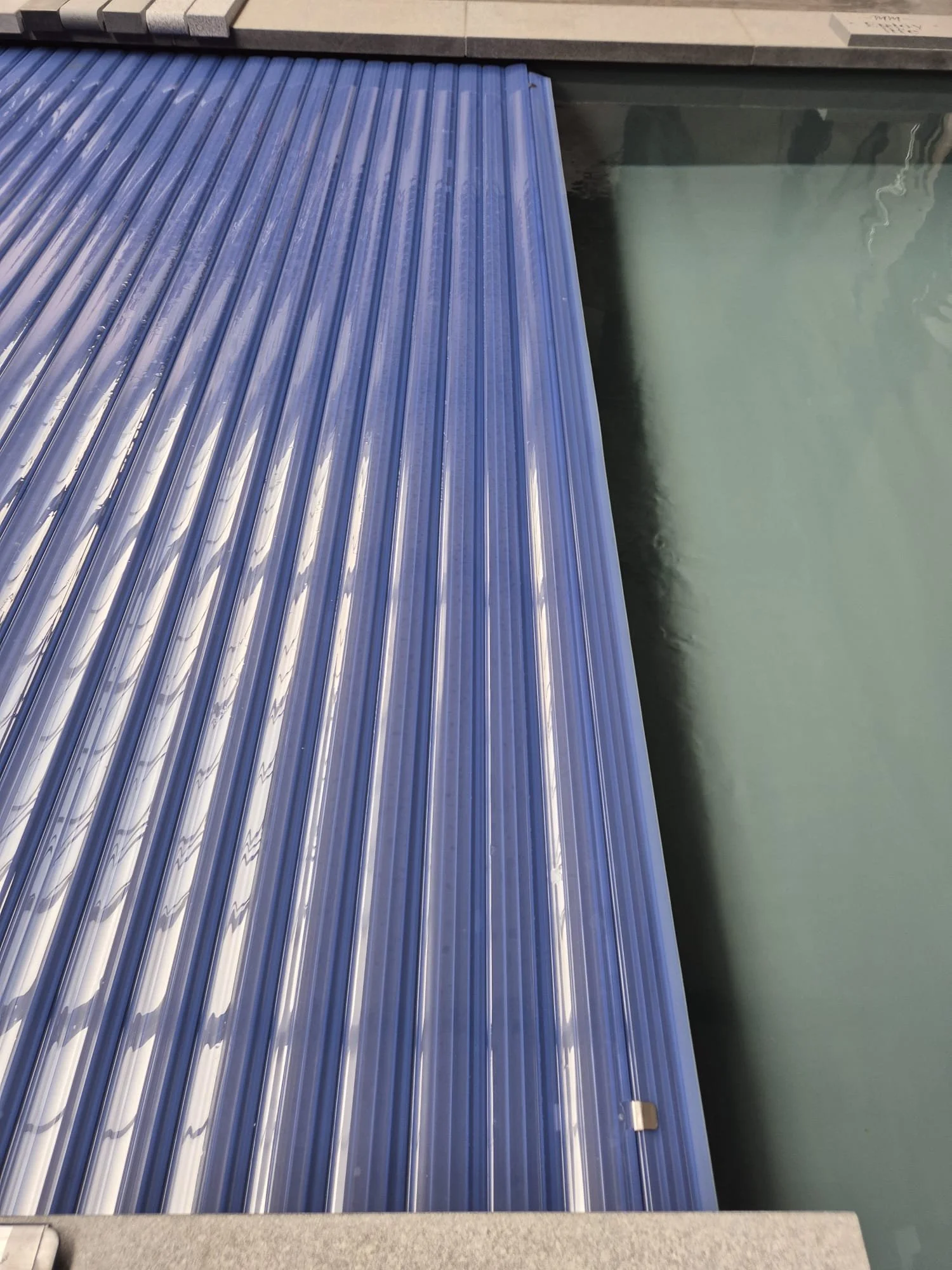 Ingebouwd rolluik voor een bovengronds zwembad.