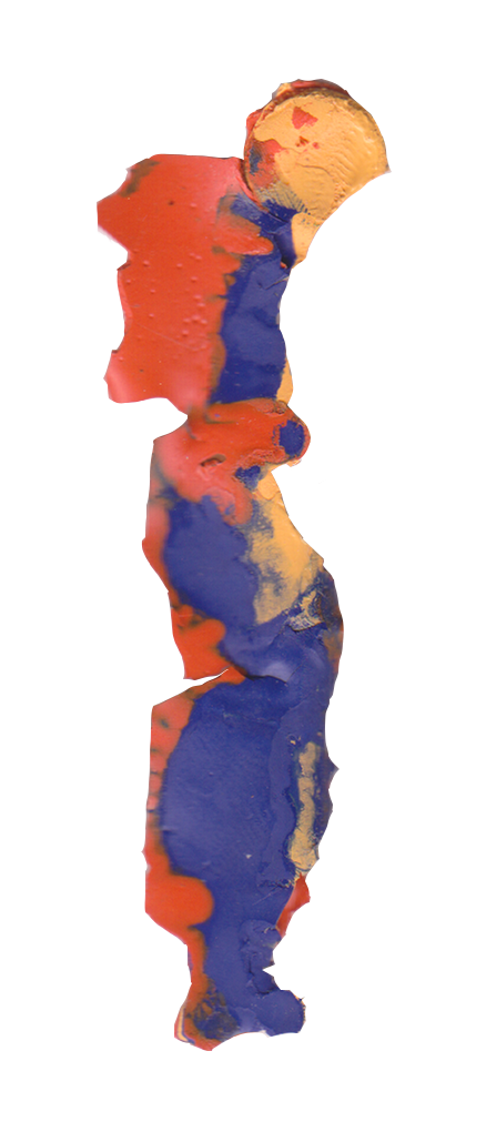 Una scultura colorata con tonalità di rosso, blu e beige, di forma elongata e astratta.