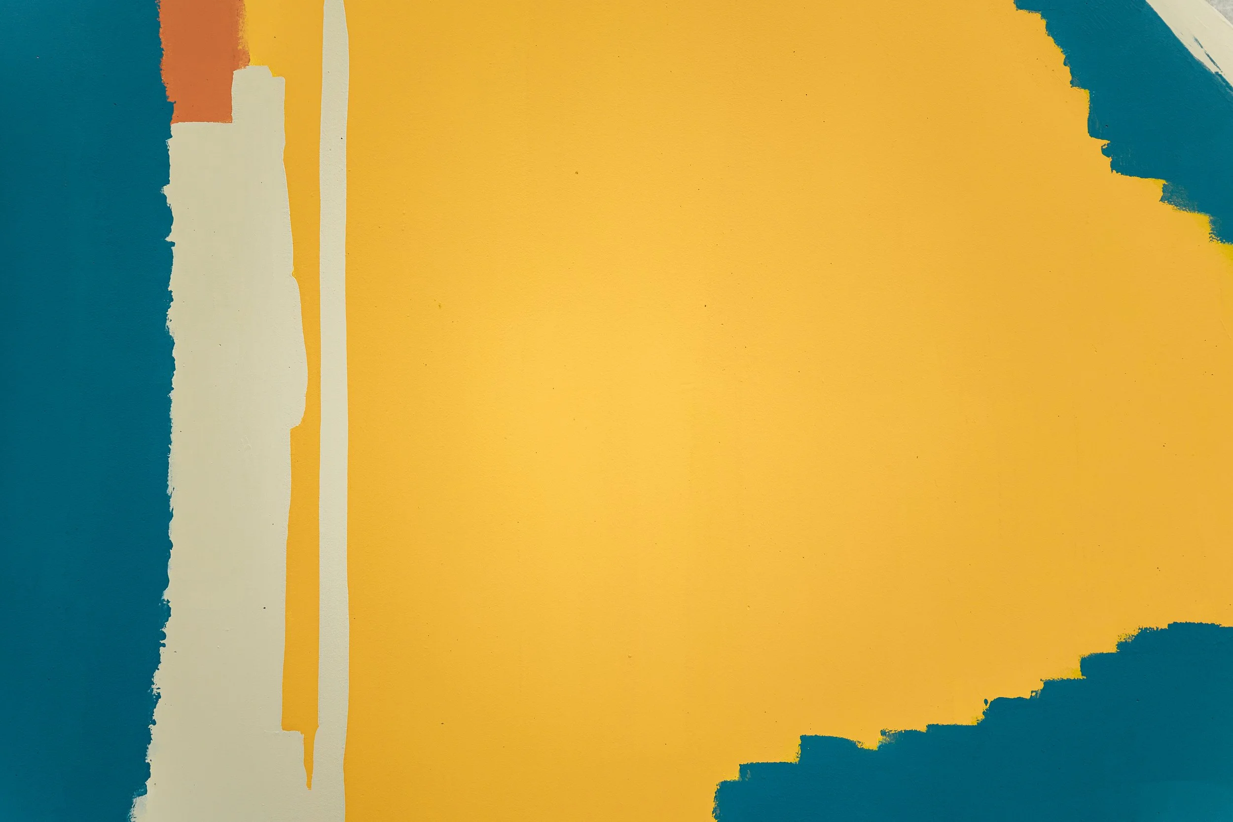 Una parete di vetro colorata con dettagli di colore blu, giallo, beige e arancione, con un effetto di pittura astratta.