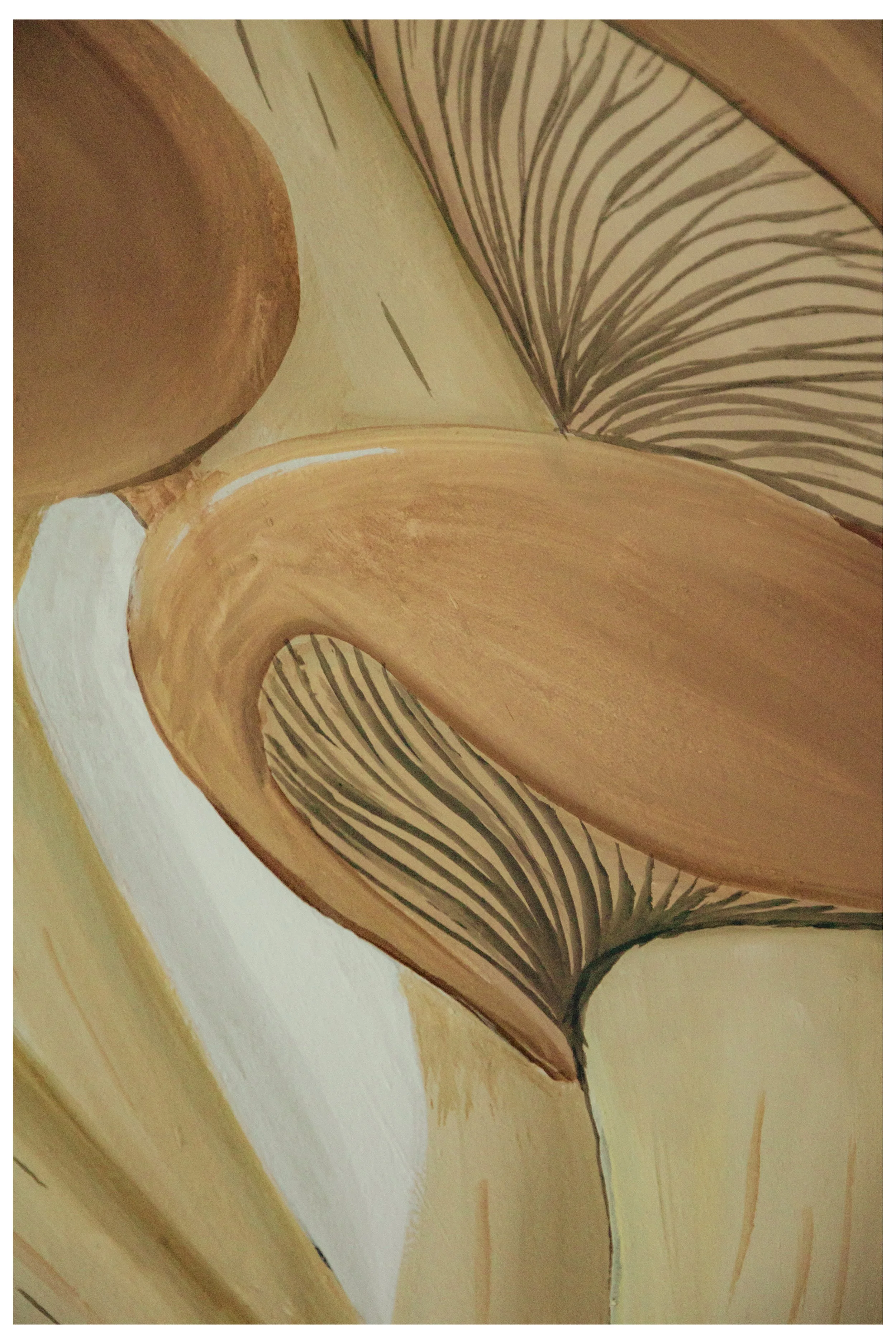 Dettaglio di un affresco o dipinto con motivi decorativi che rappresentano foglie stilizzate e forme curve in tonalità di beige, marrone e crema.