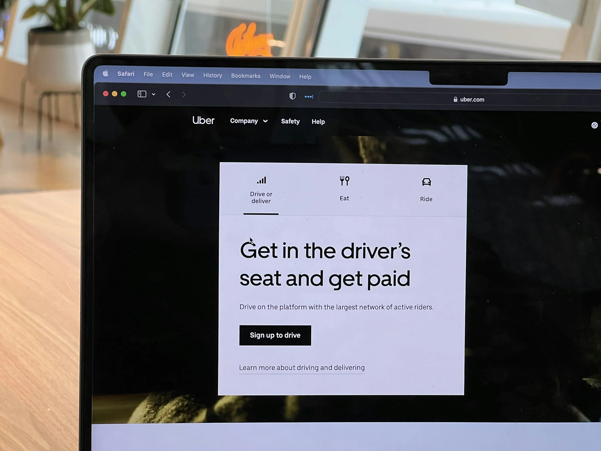 How a Supportive Rideshare Rental Partner Helps Drivers Stay Safe and Professional on Oahu Roads