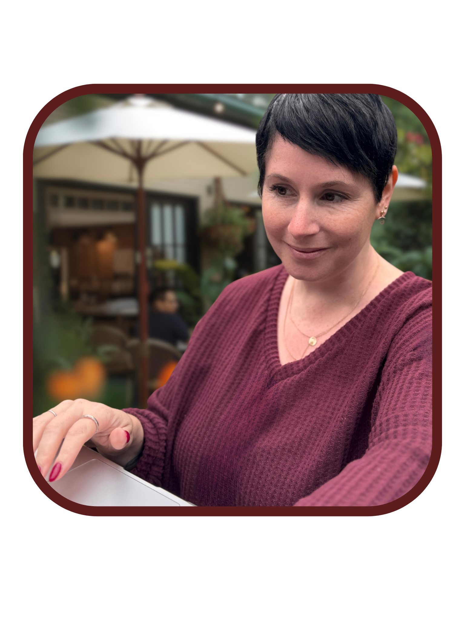 Porträt von Melissa Katzenberger bei einem Business-Termin im Außenbereich