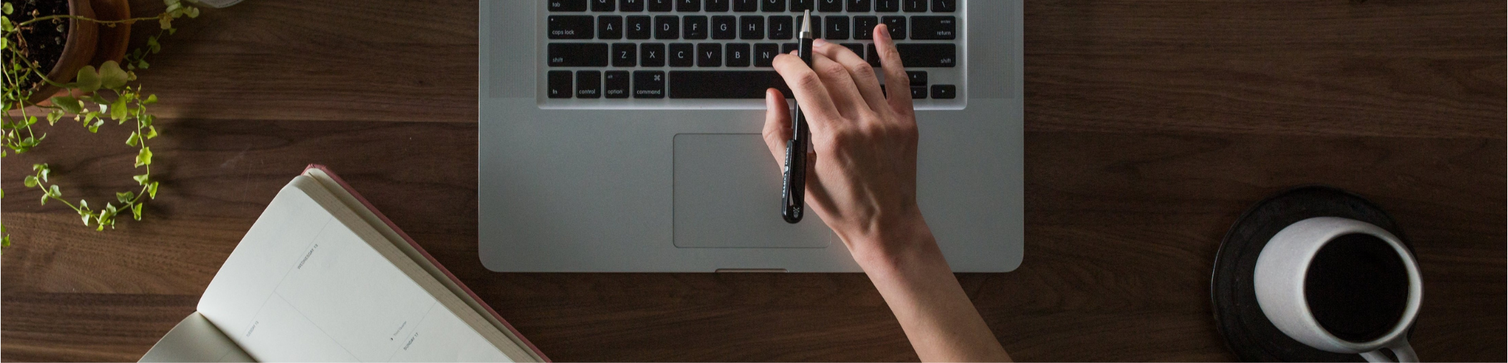 Arbeitsfoto: Laptop, Kalender und Schreibutensilien