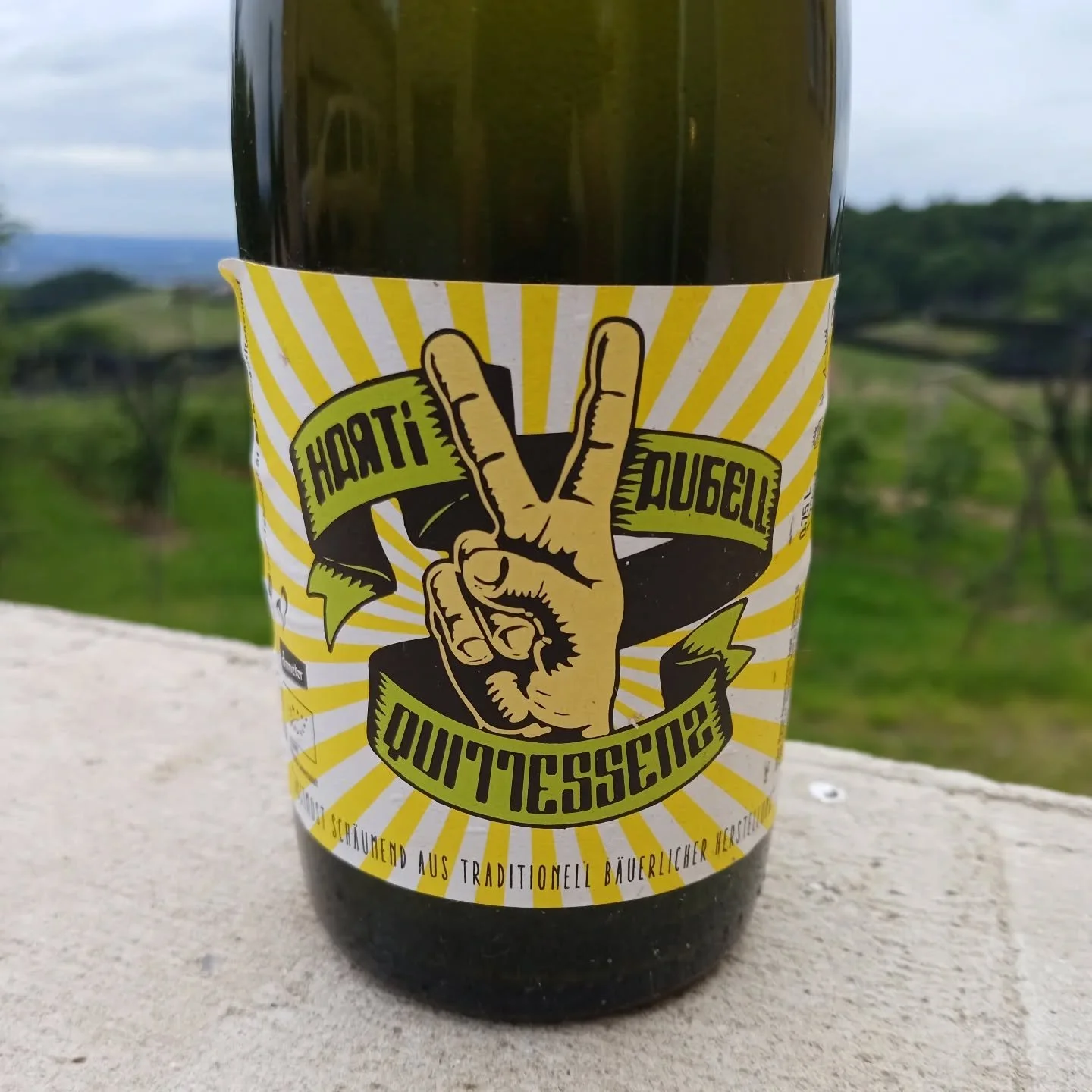 Quitte mit Bubbles... F&uuml;r couples 😉

Eigenes Obst. Flascheng&auml;rung.

Neu am Rebenhof und schon im Shop 

https://www.rebenhof.at/shop

#demeter
#instawine 
#bubbles 
#biodynamicwine 
#bio