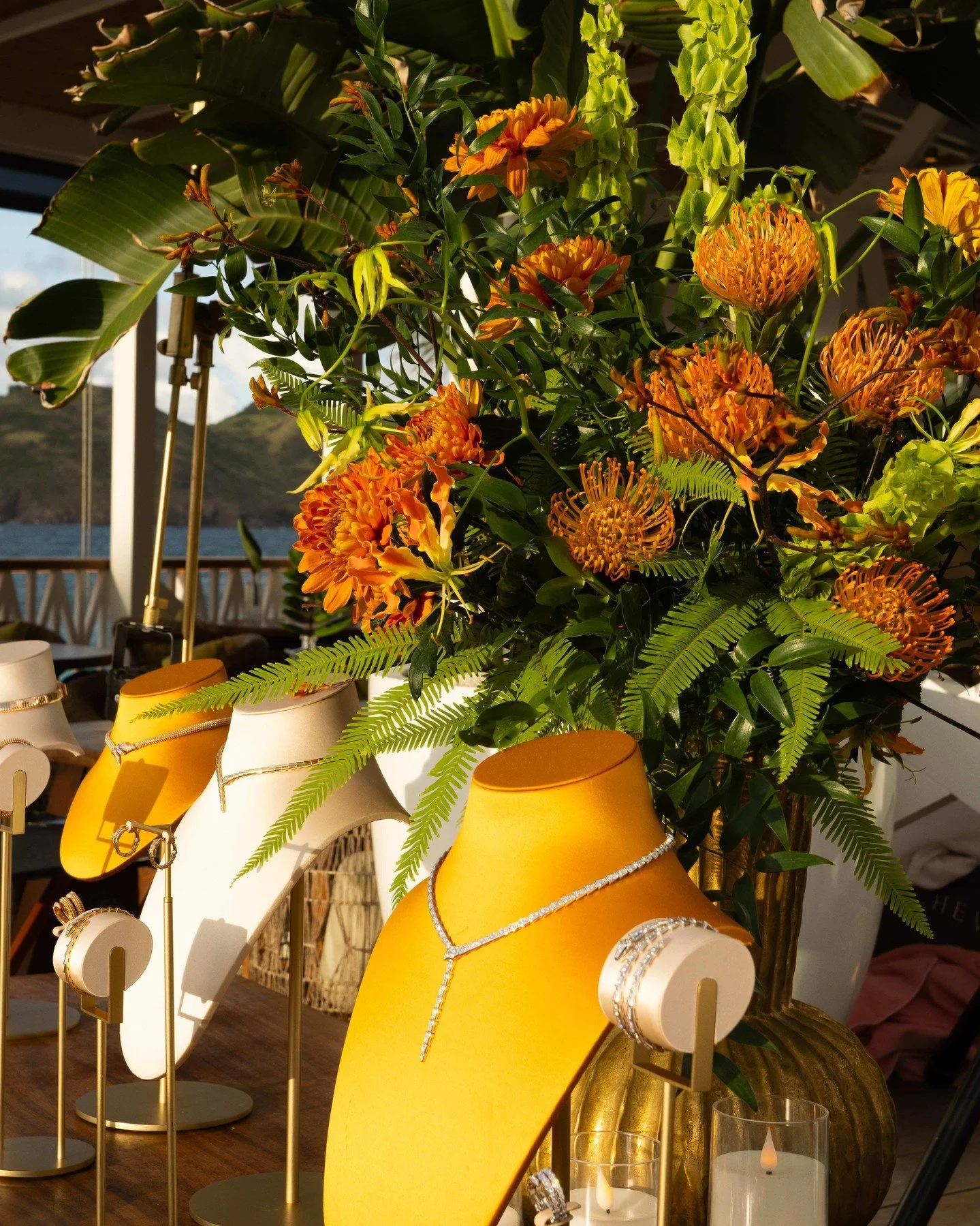 A vibrant floral story crafted for an exclusive @bvlgari showcase at the iconic @chevalblancstbarth
ㅤ
Bold oranges, lush greens, tropical textures&hellip; each arrangement was designed to echo the Maison&rsquo;s radiant jewelry and the island&rsquo;s