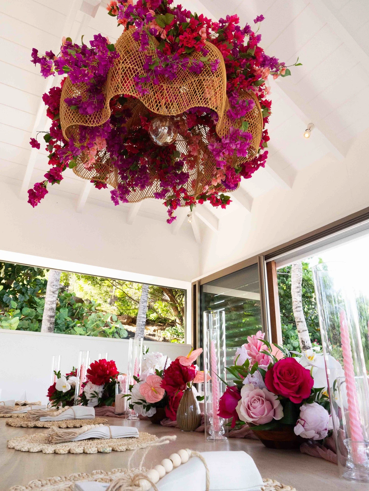 Villa Coco Rock &mdash; Eden Rock St-Barth 🌺
ㅤ
A floral installation filled with color, softness, and island charm for Villa Coco Rock at @er_stbarths
ㅤ
Vibrant bougainvillea suspended overhead, delicate blooms along the table, natural textures and 