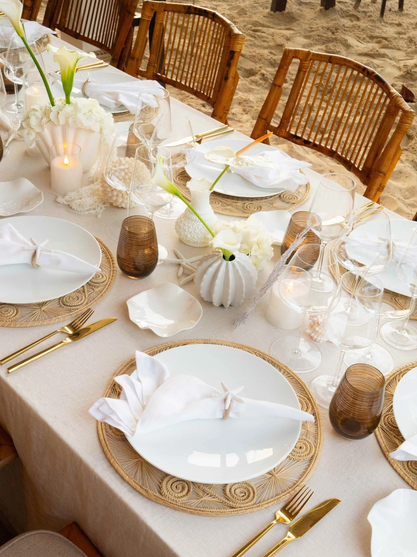 An oceanfront setting, a palette of whites and natural textures, and a table designed to let the location breathe.
ㅤ
For this event at Cheval Blanc St‑Barth Isle de France, we focused on clean lines and quiet elegance: white calla lilies, soft hydran