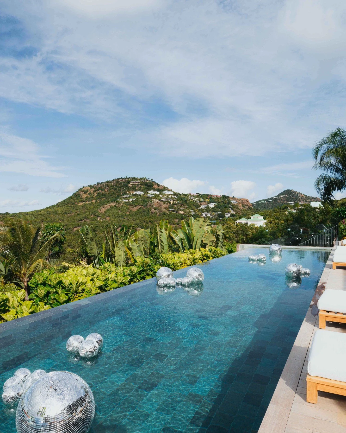 Villa Unik &mdash; Silver, Disco &amp; Purple
ㅤ
An event set at Villa Unik, designed around a silver, disco and purple palette.
Reflective textures, disco balls, metallic elements and deep purple florals created a bold yet refined atmosphere.
ㅤ
From 