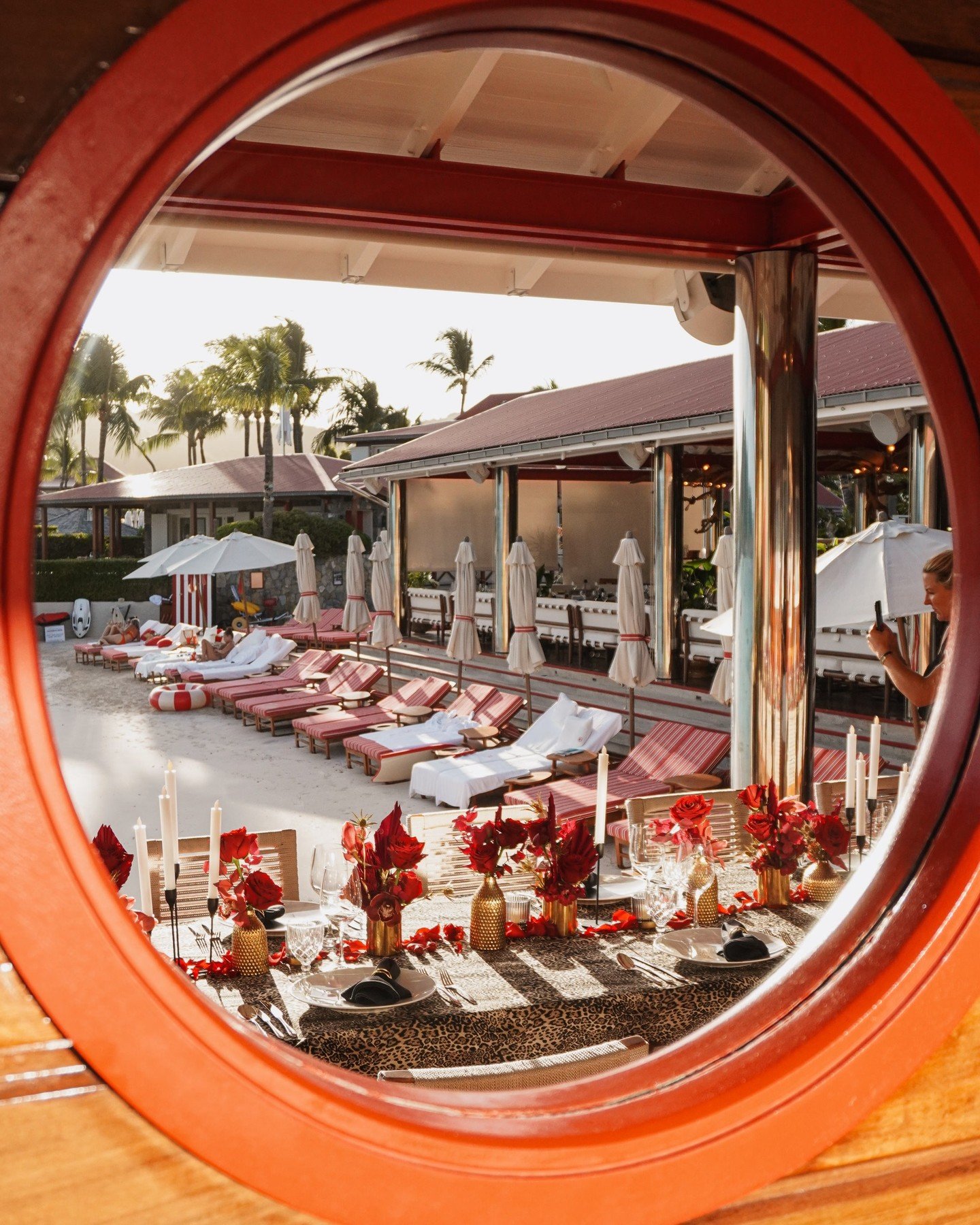 With Valentine&rsquo;s Day around the corner, we couldn&rsquo;t help but revisit this iconic setup at Eden Rock &ndash; St Barths.
A table designed where refined elegance meets a bold, rock-inspired attitude.
ㅤ
Animal print linens, deep red florals, 