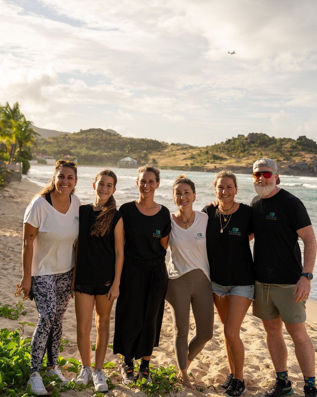 Behind every &ldquo;yes&rdquo; is a team.
ㅤ
For this seaside proposal, it wasn&rsquo;t just about the flowers &mdash; it was about the hands that carried them, the eyes that adjusted every detail, the energy that built the atmosphere from the sand up