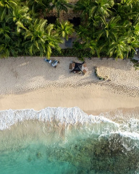 A question asked in a little paradise.
ㅤ
From above, you can see it al:  the curve of the shoreline, the palms, the turquoise water&hellip; and at the center, a carefully crafted setting designed for one unforgettable moment.
ㅤ
For this proposal, our