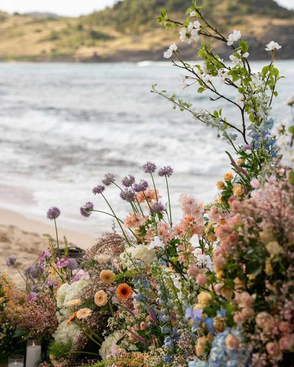 From daylight to fireworks.
ㅤ
A magic proposal designed as a full experience.
ㅤ
A floral installation blending into the landscape, an intimate beach aperitif under a canopy, live violin at sunset&hellip; and a finale under the stars.
ㅤ
Every detail w