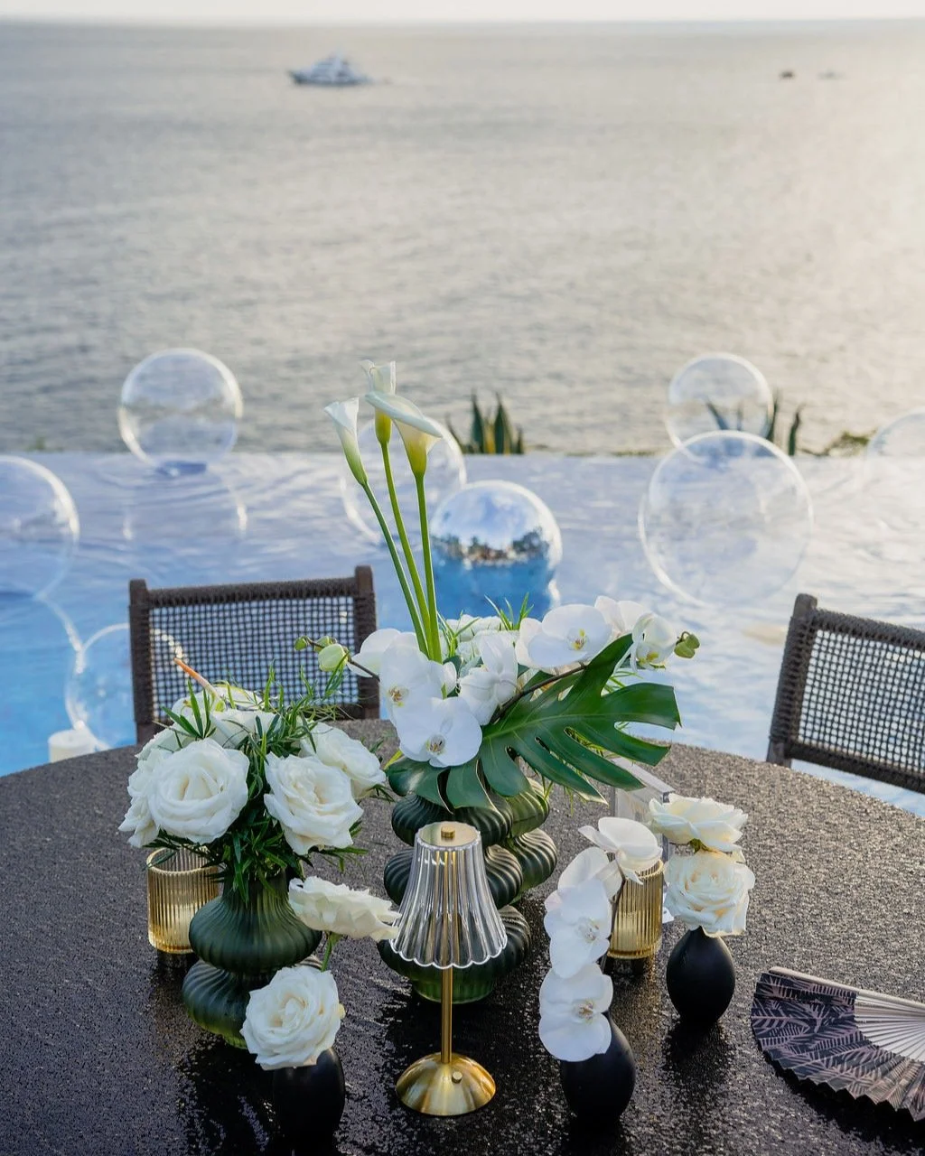Villa Roxanne &ndash; 0070 ✨
ㅤ
For this 70th birthday celebration, we designed a d&eacute;cor inspired by a subtle James Bond 0070 theme &mdash; elegant, bold, and timeless.
ㅤ
A refined white floral palette, candlelight glowing at sunset, and a breat