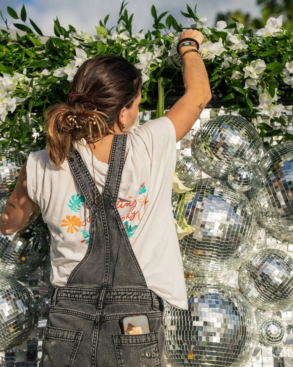 Behind the scenes ✨
ㅤ
Before the Champagne flows and the guests arrive&hellip;
there&rsquo;s the build.
ㅤ
Carrying, fixing, adjusting, climbing ladders under the sun.
Placing every mirror ball one by one.
Layering greenery.
Balancing orchids.
Testing