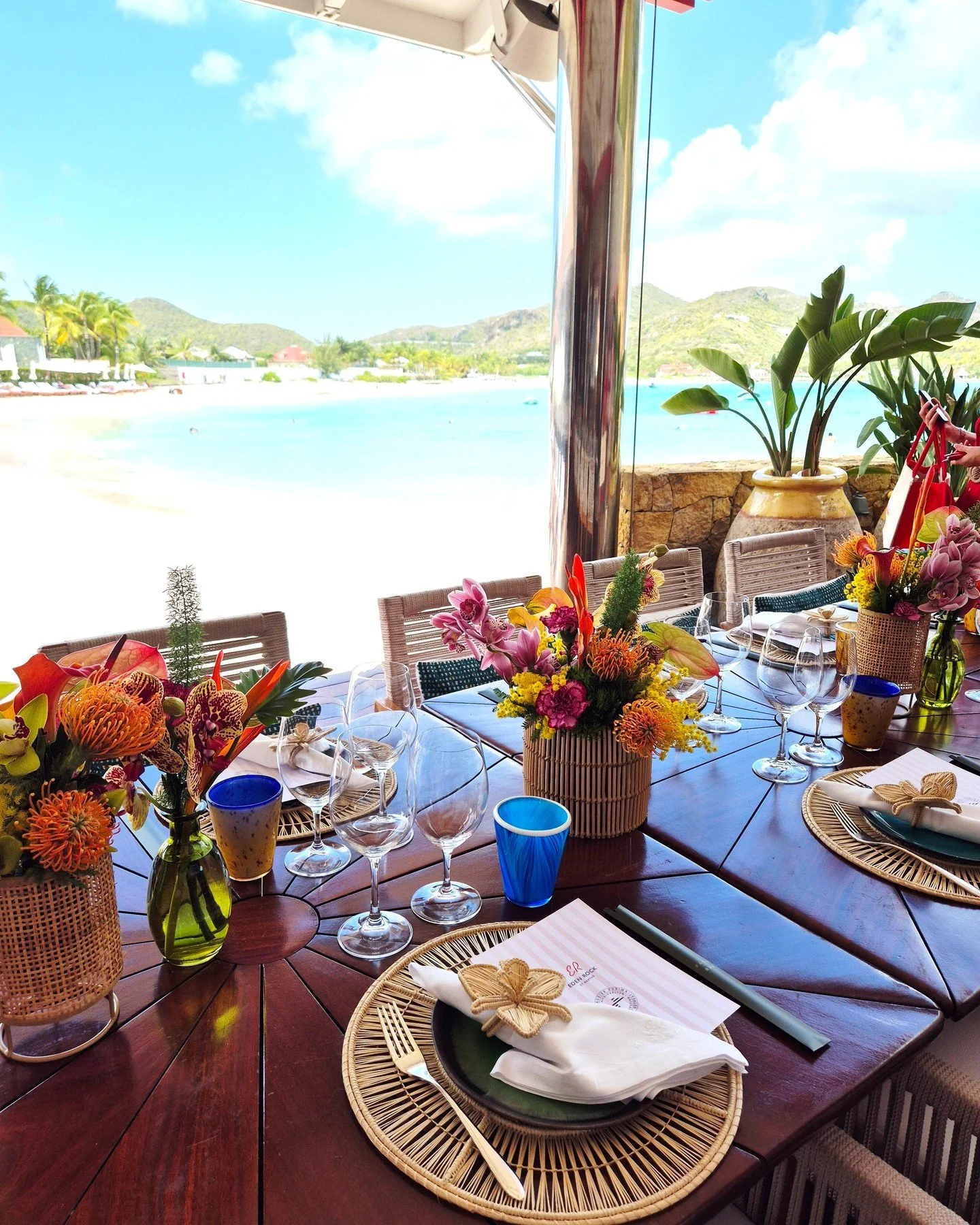 A seaside lunch, reimagined.
ㅤ
For this exclusive gathering at the Sand Bar at Eden Rock - St Barths, our team designed a vibrant tropical tablescape inspired by the colors of the island: bold florals, natural textures, and refined details set agains