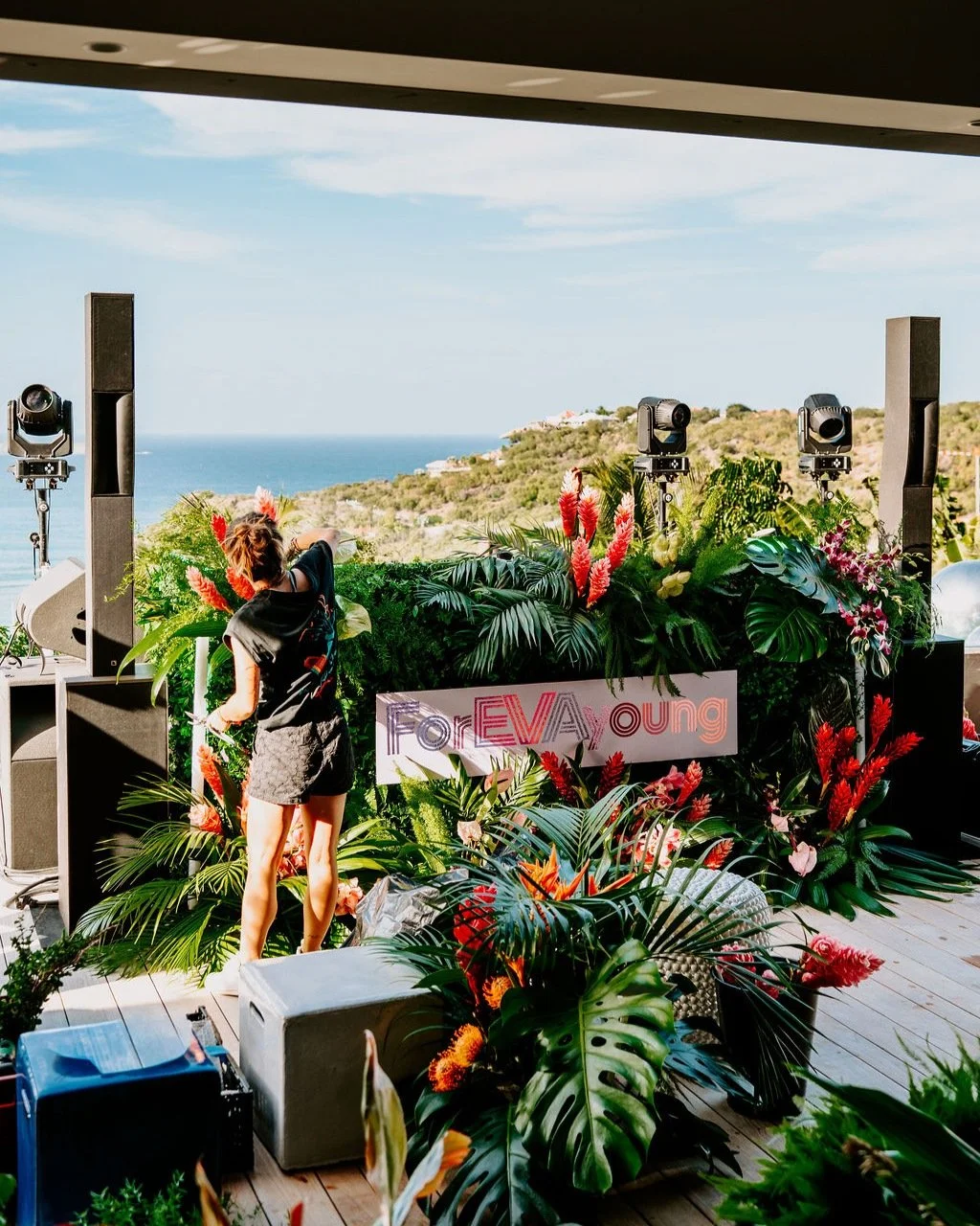For Eva&rsquo;s 40th birthday at Villa UNIK, every corner of the celebration was designed to become part of the experience.
ㅤ
The DJ booth &mdash; &ldquo;For EVA Young&rdquo; &mdash; was framed by lush tropical florals, creating the stage where the m