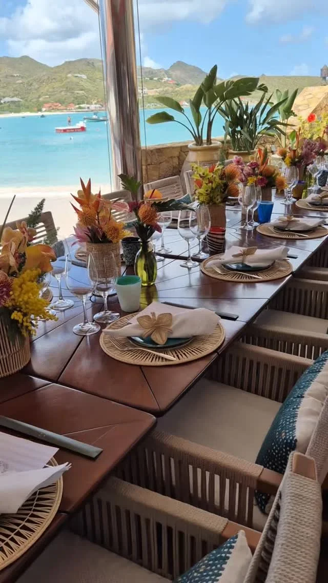 A vibrant tropical lunch at Eden Rock 🌺
ㅤ
A colorful, fresh and sun-filled table designed to match the beauty of the setting.
Bold tropical flowers, natural textures&hellip; just the right balance to elevate the moment without overdoing it.
ㅤ
Becaus