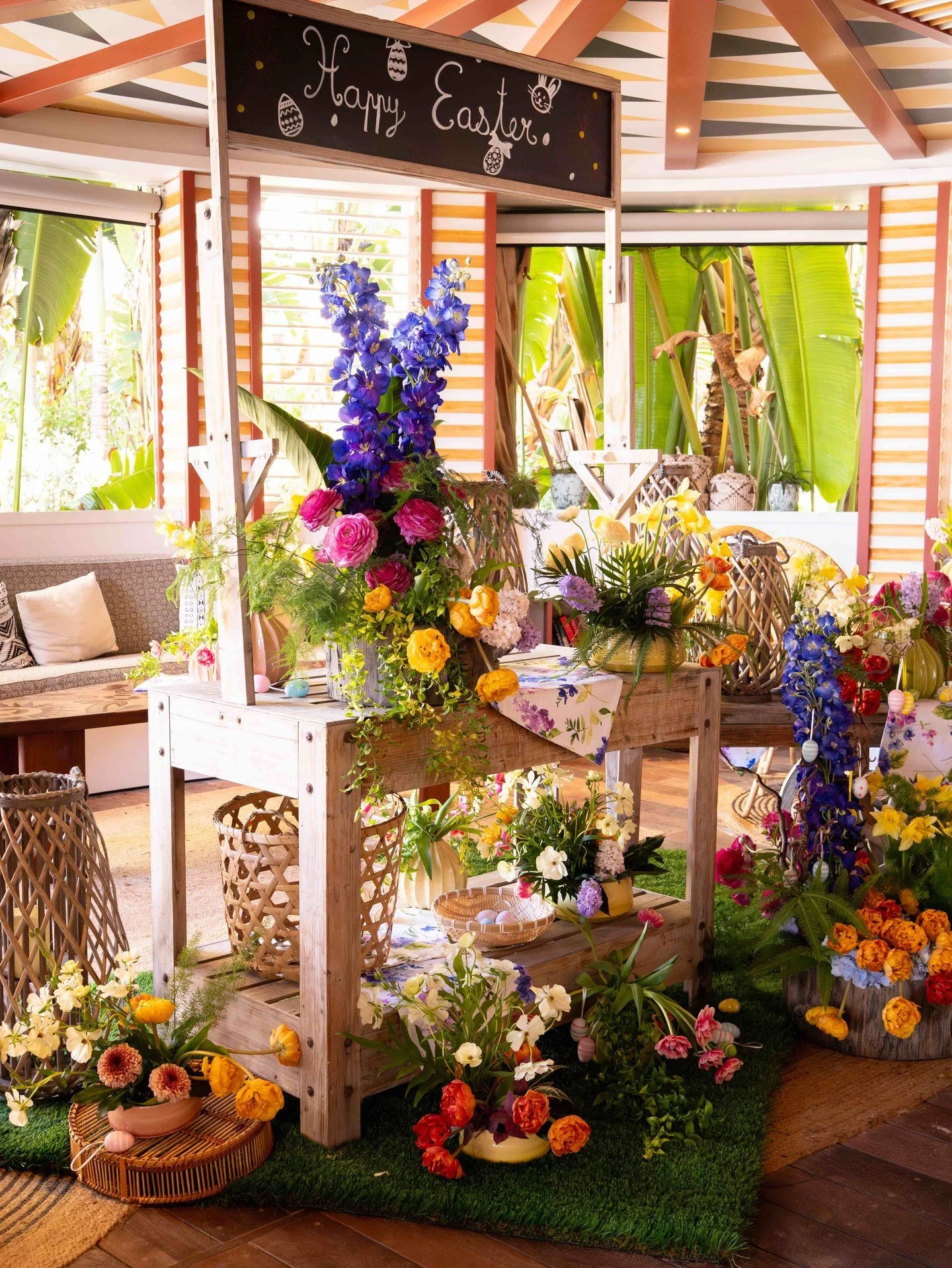 Easter is just around the corner&hellip; and it&rsquo;s the perfect time to bring a fresh seasonal touch to your venue. 🌸🐣
ㅤ
If you would like to decorate your hotel, restaurant, shop or event space in the spirit of Easter, B Floral Events can crea