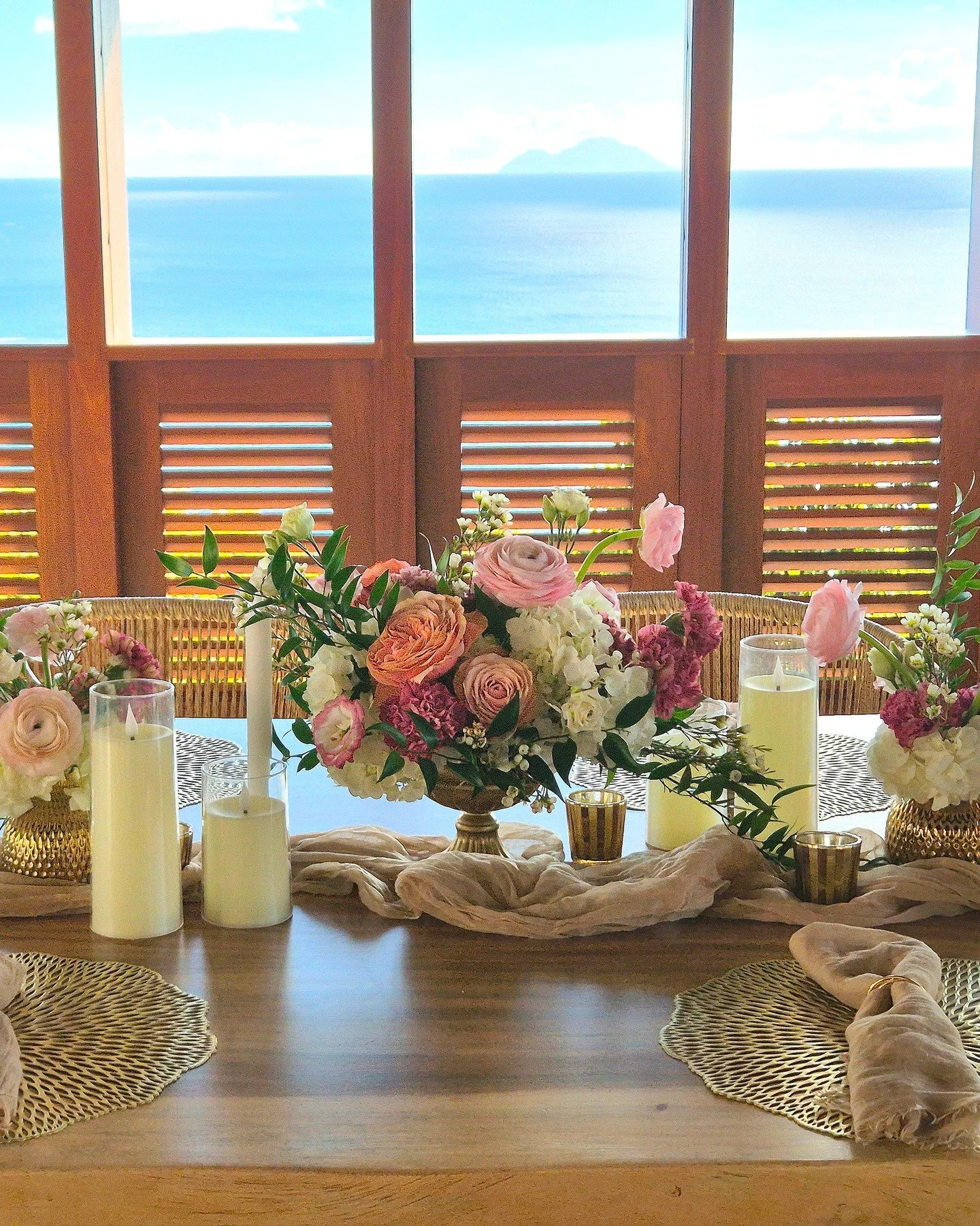 Soft florals, candlelight, ocean views, and a table designed for celebration.
ㅤ
For this birthday dinner at Villa 6&egrave;me Sens, @edenrockvillarental, we created a romantic tablescape with generous floral arrangements, warm golden accents, and a p