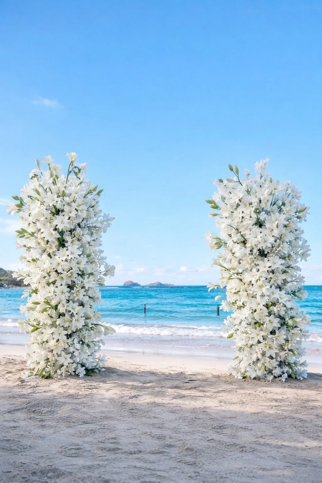 Simple doesn&rsquo;t mean ordinary. It means intentional.
ㅤ
At Pearl Beach, on the sand of St-Jean, this ceremony setup played on balance, two floral structures framing the ocean, without ever competing with it.
ㅤ
No heavy arch. Just volume, texture,
