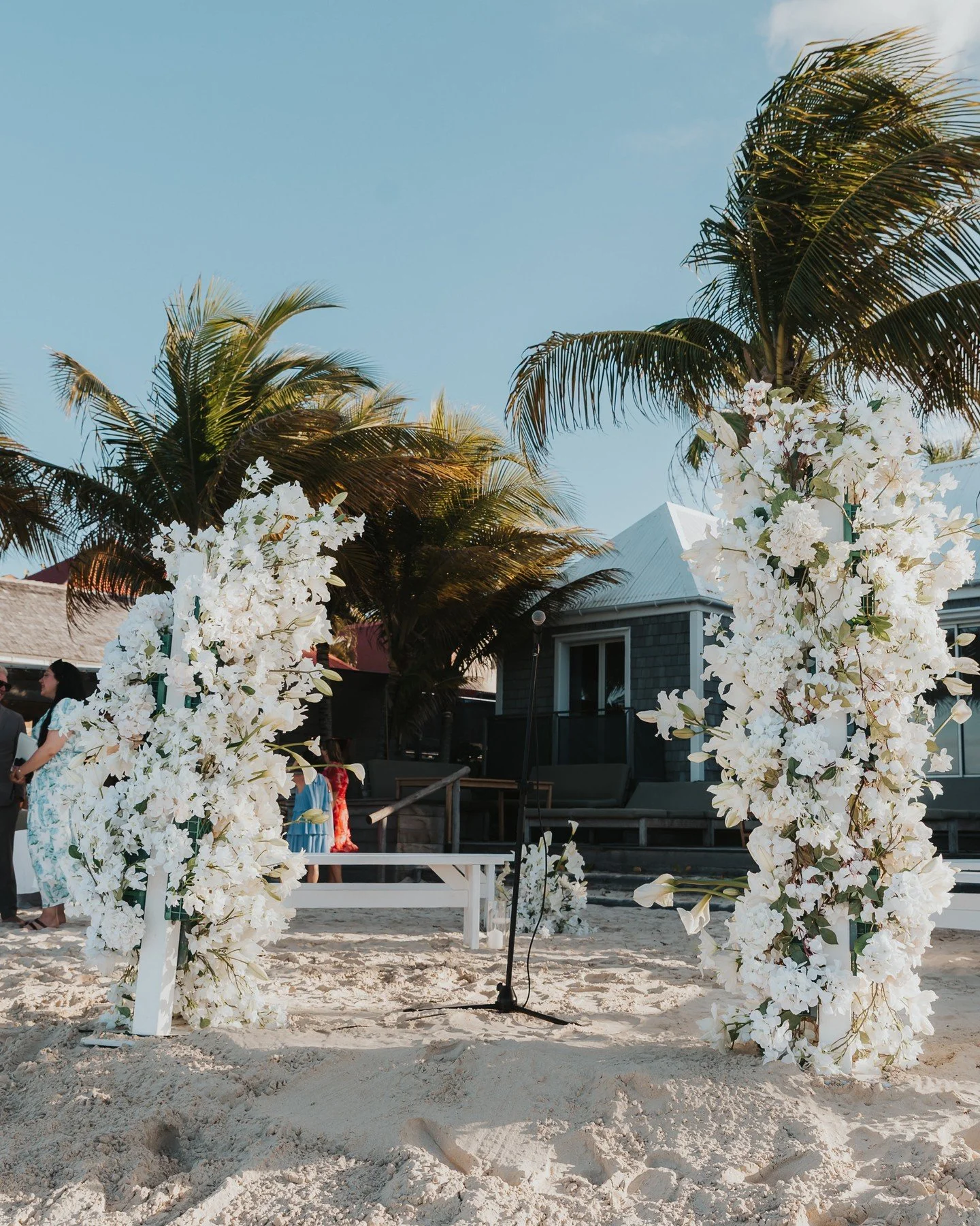 A beach ceremony in pure white, framed by the sea and the soft light of St Barth.
For this beautiful wedding at Pearl Beach, we imagined an elegant floral setting designed to feel both refined and effortless, letting the beauty of the moment speak fo