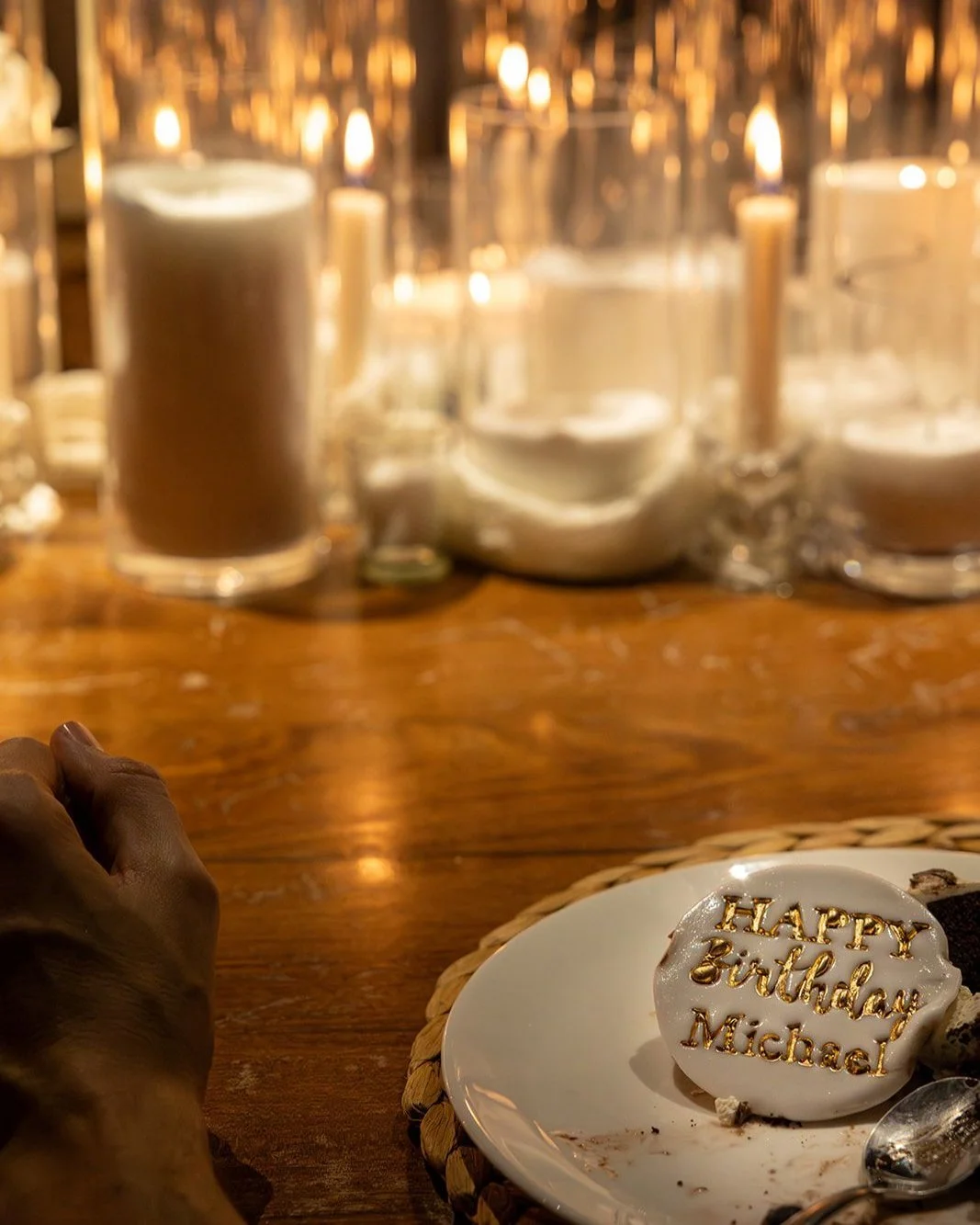 A warm, intimate atmosphere brought to life through candlelight&hellip; and a sweet final touch on the plate.
At Villa Sand Club, this birthday dinner was all about softness, glow, and elegant simplicity, ending with a discreet little nod to the gues