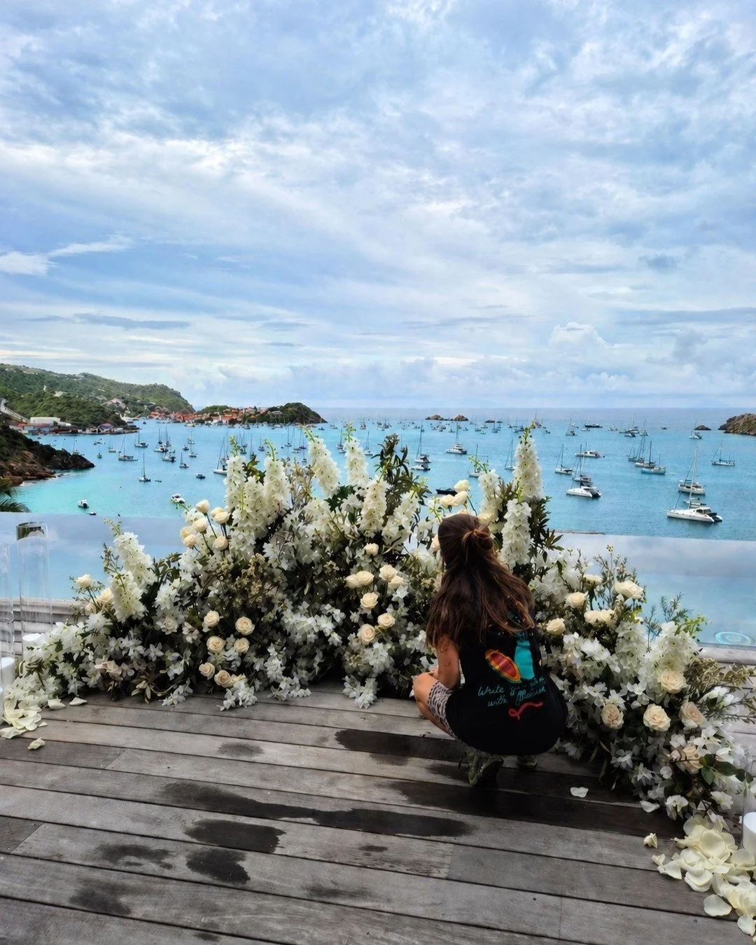 A proposal setting with a view that says everything.
ㅤ
For this special moment at Villa Bianca, we created a soft, elegant floral d&eacute;cor in shades of white and cream, designed to frame the ocean without taking anything away from it.
ㅤ
Delicate 