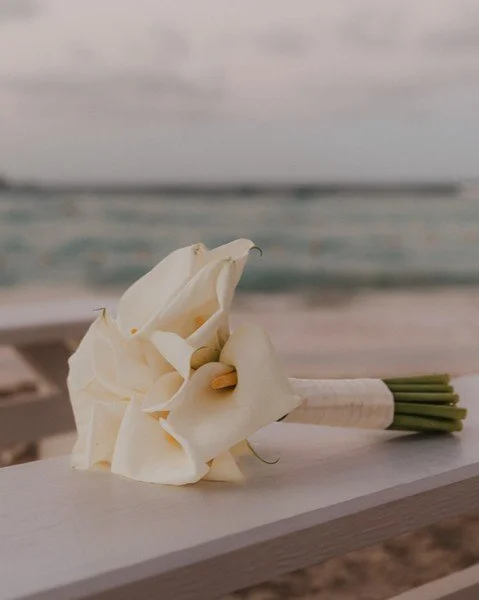 From the ceremony by the sea to an intimate dinner at Bagatelle, every detail was designed to create a seamless wedding story.
For this reception, we created a soft and elegant tablescape with candlelight, white blooms, and a timeless atmosphere made