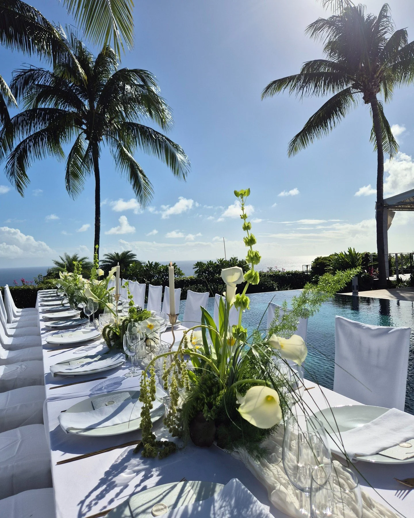 A wedding table where every detail feels calm, fresh and effortlessly elegant.
ㅤ
For B &amp; C&rsquo;s wedding at Villa @blancbleuofficial, we imagined a soft and organic d&eacute;cor in shades of white and green, designed to blend naturally with the