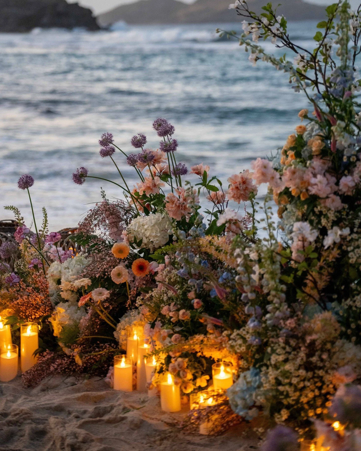 An unforgettable proposal on Lorient Beach&hellip;
ㅤ
A soft, romantic d&eacute;cor designed where the wild beauty of St. Barth meets the delicacy of garden flowers.
ㅤ
Pastel blooms, candlelight, sea breeze, and the sound of the waves created a natura