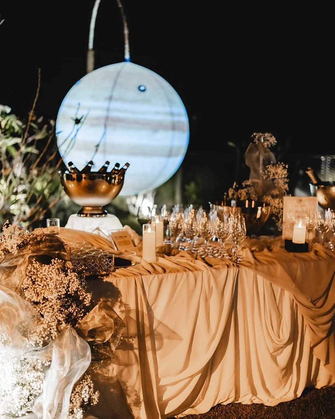 For this special evening, B Floral created an atmosphere both intimate and magnetic.
ㅤ
Candlelight, soft draping, delicate baby&rsquo;s breath, tropical foliage and moon-like volumes came together to shape a setting that felt elegant, mysterious and 