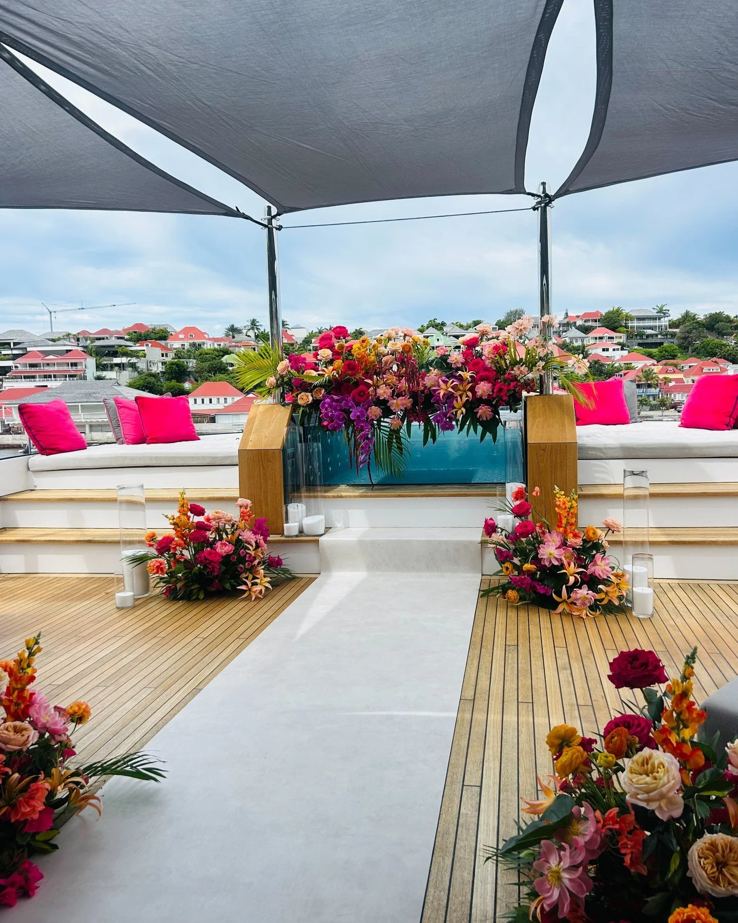 A floating celebration, full of color, movement and emotion designed for the M/Y Bad Idea.
ㅤ
For this wedding d&eacute;cor, B Floral created a vibrant and romantic setting directly on board &mdash; where the aisle, the flowers and the open view becam