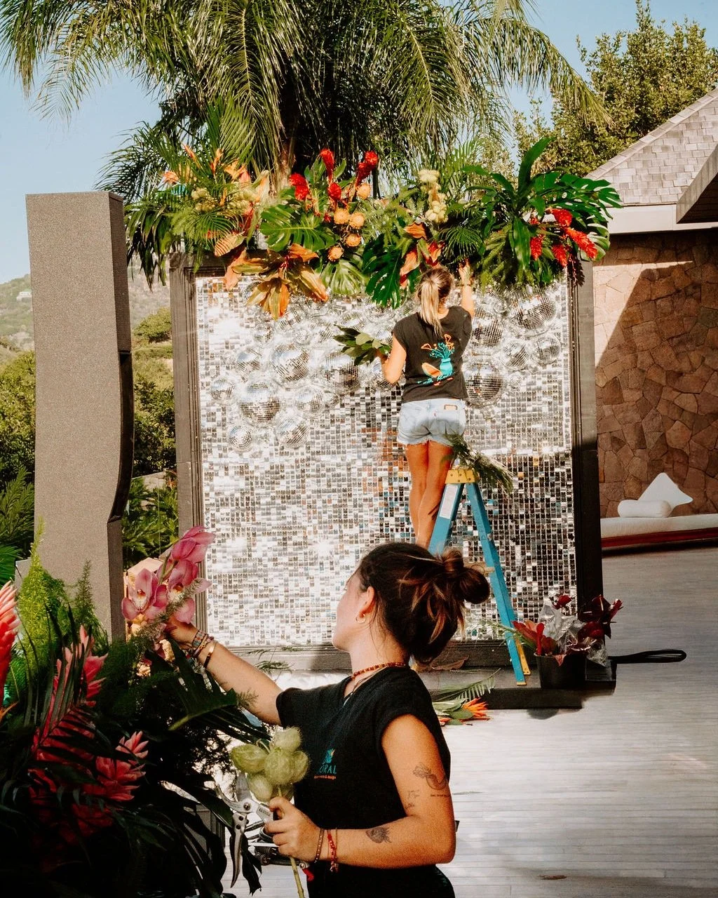 Disco Tropical, behind the scenes.
ㅤ
Before the party begins, there is the work you don&rsquo;t always see.
ㅤ
The concept.
The choice of each flower.
The balance between tropical foliage, bold colors and reflective textures.
The right placement, the 
