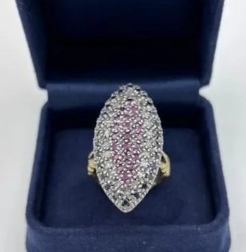 Anello marquise in oro con pietre rosa e brillanti nel suo astuccio blu